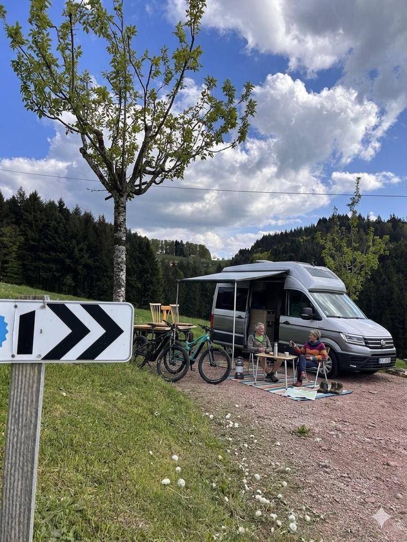 Paar genießt die Aussicht am Camper-Stellplatz des Grub-Daniel-Hofs