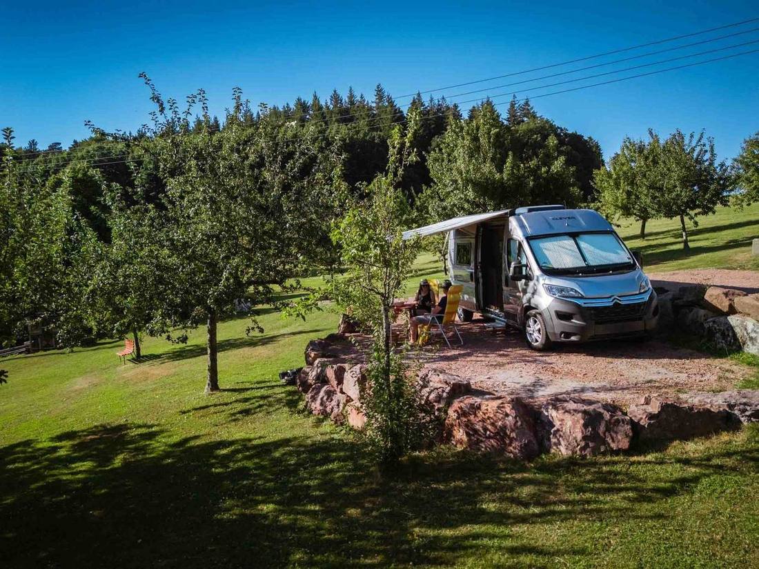 Paar genießt den Abend mit Wein am Camper auf Stellplatz 2