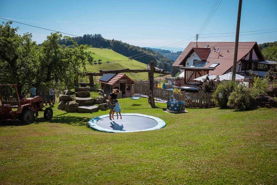 Aussicht auf Spielplatz und Trampolin am Grub-Daniel-Hof