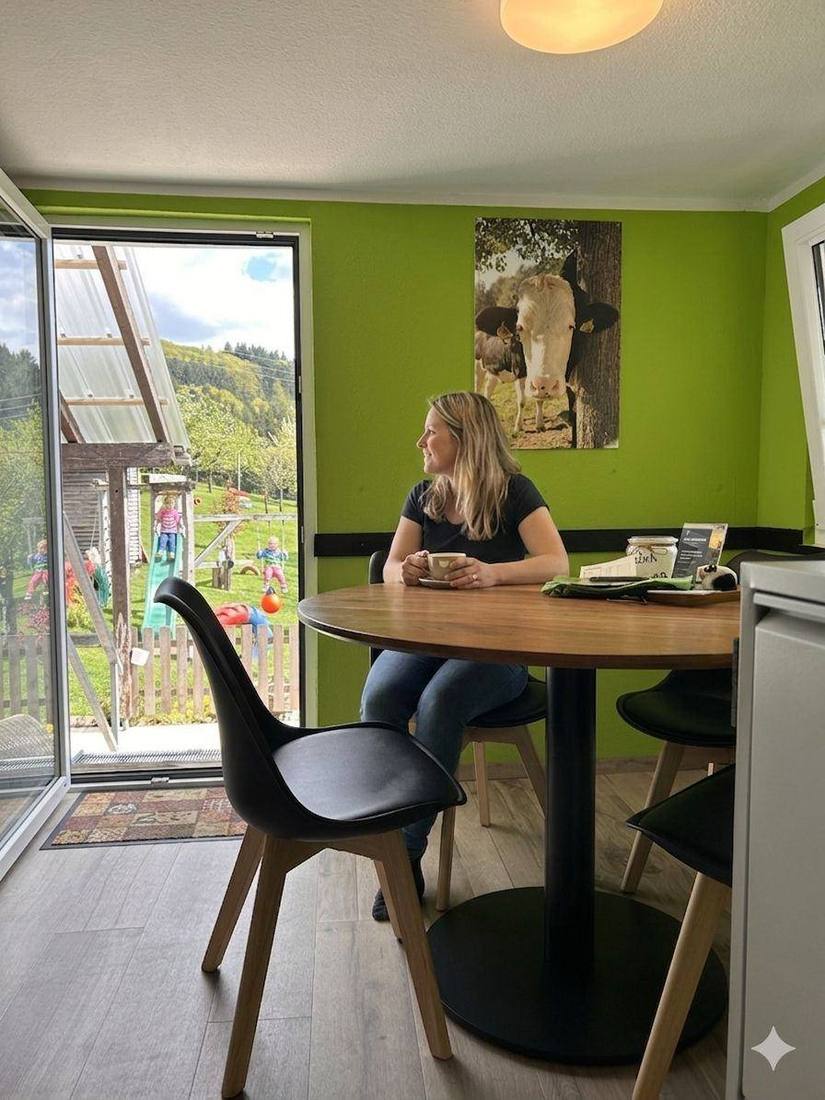 Mama mit Kind auf dem Spielplatz am Grub-Daniel-Hof