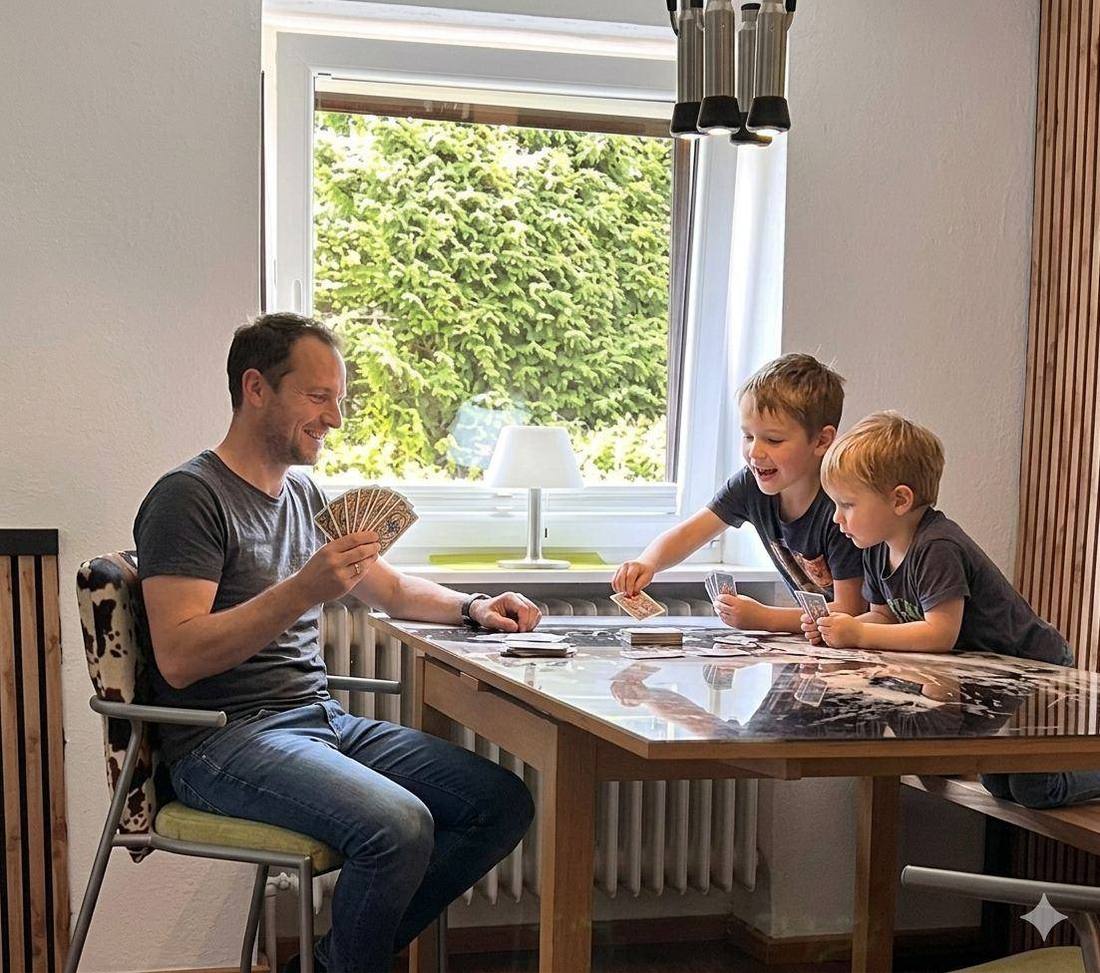Familie spielt Karten in der Ferienwohnung Gänseblümchen