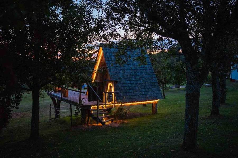 Das Häusle bei der Linde im Schwarzwald stimmungsvoll beleuchtet bei Nacht