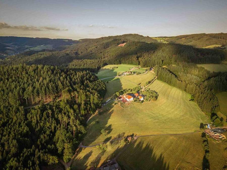 Grub-Daniel-Hof im Abendlicht, Luftaufnahme mit Schwarzwald im Hintergrund