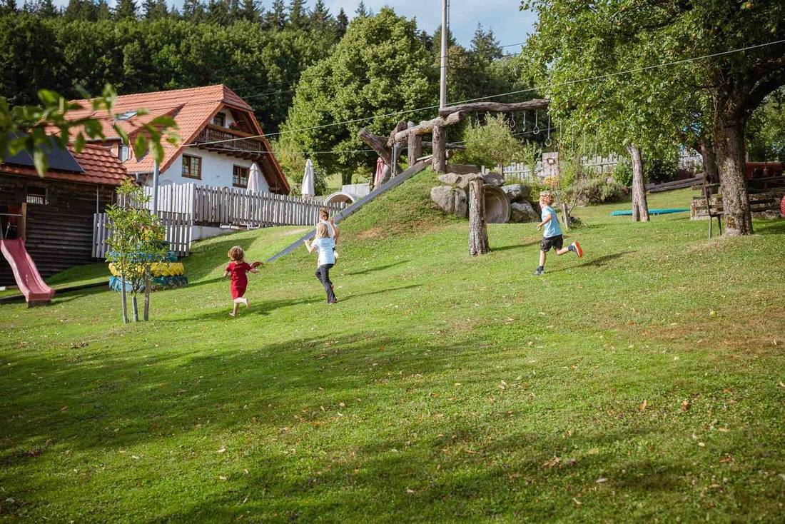 Kinder auf dem Spielplatz am Grub-Daniel-Hof