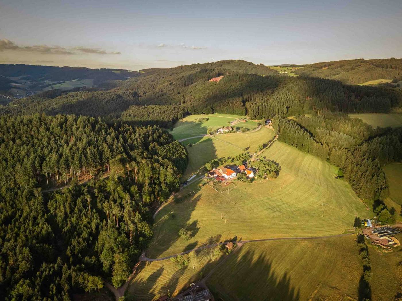 Der Hof im Abendlicht von oben