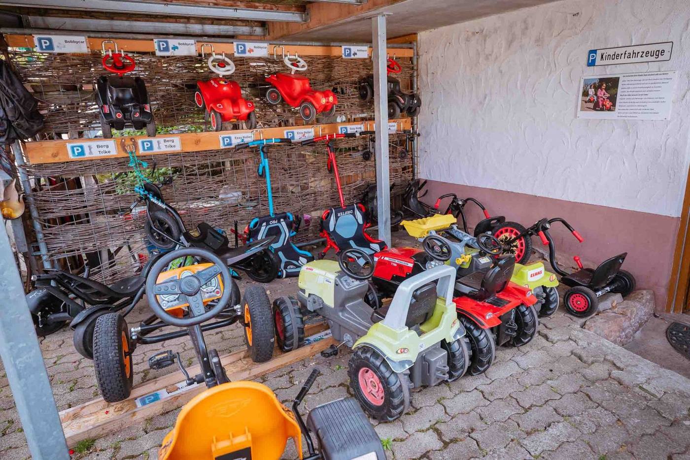 Die Kinderfahrzeuge warten auf ihren nächsten Einsatz