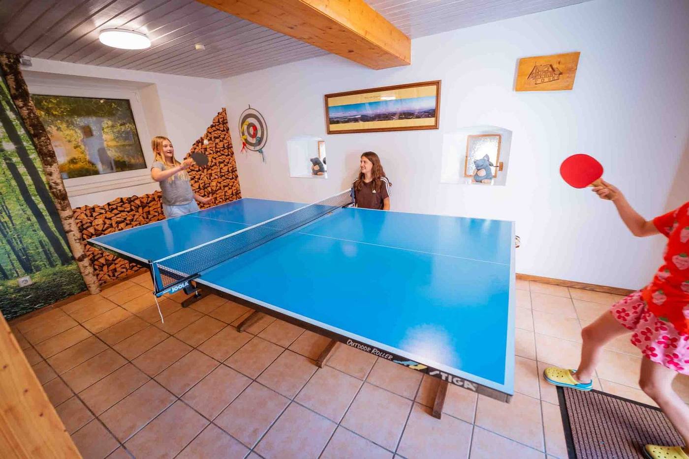 Tischtennis-Duell im Aufenthaltsraum