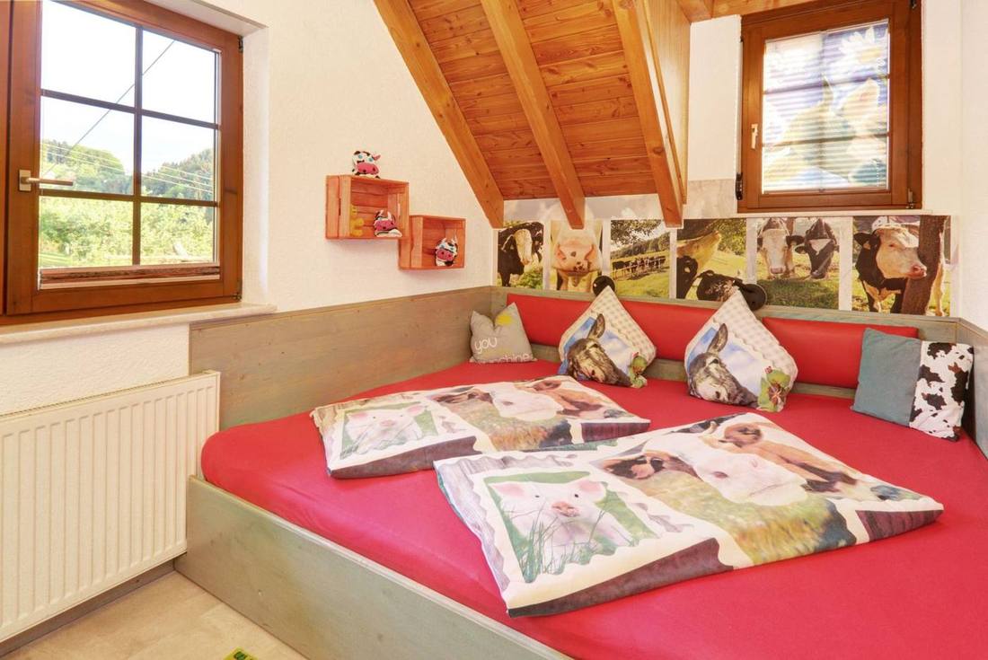 Kinderzimmer in der 1. Etage mit XXL-Bett im Ferienhaus Rose